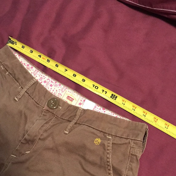 Levi’s brand Women’s Sz 8 Distressed Shorts - Picture 7 of 12